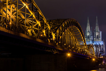 Obraz premium dom of cologne and hohenzollern bridge at night