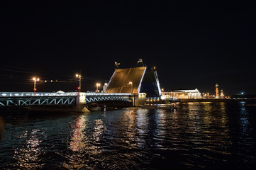 Fototapeta na wymiar Divorce the night bridge in Saint Petersburg