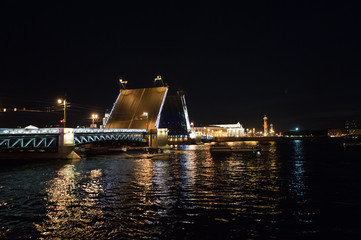 Fototapeta na wymiar Divorce the night bridge in Saint Petersburg