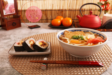 美味しそうな巻き寿司とうどん