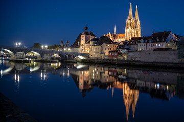 Obraz premium Regensburger Dom spiegelt sich in der Donau