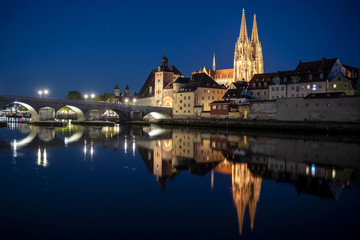 Fototapeta na wymiar Abendstimmung mit Dom und Brücke in Regensburg