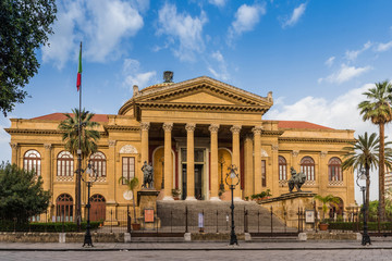 Fototapeta na wymiar Teatro Massimo in Palermo; Sizilien