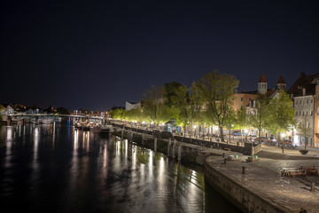 Fototapeta na wymiar Nächtliche Atmosphäre an der Donau in Regensburg