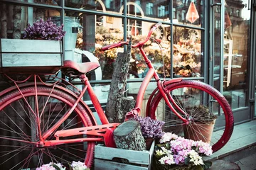 Runde Wanddeko Fotos Sommerlandschaft mit einem Fahrrad im Stil der Provence. Städtisches Fahrrad geparkt zu einem Blumenladen. Fahrrad mit einem Korb für Blumen steht in der Nähe eines schönen Ortes.