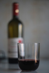 Bicchiere di vino con lo sfondo di una bottiglia