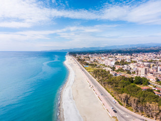 Panoramica aerea del lungomare di Locri, in Calabria. La spiaggia bianca, il mare Mediterraneo blu...