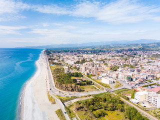 Panoramica aerea del lungomare di Locri, in Calabria. La spiaggia bianca, il mare Mediterraneo blu...