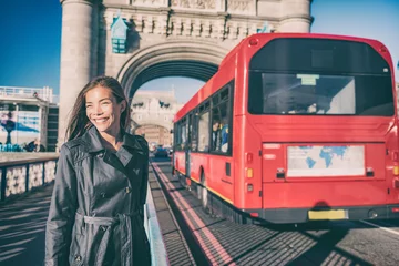 Foto op Plexiglas London travet toeristische wandelen op Tower Bridge Street door rode Britse bus op beroemde toeristische attractie Europa zomervakantie bestemming. © Maridav
