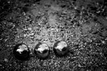 Boules de pétanque posées par terre