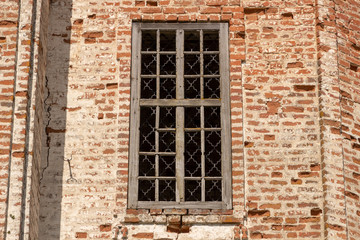 Fototapeta na wymiar The walls of the Russian destroyed church of red brick