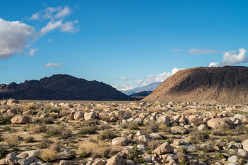 Fototapeta na wymiar California desert landscape in the Sierra Nevada Alabama Hills