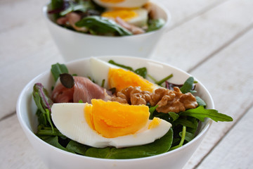 Sałatka z jajkiem, orzechami włoskimi, rukolą, sałatą i szynką parmeńska © Monika