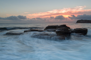 Obraz premium Sunrise over water