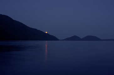 支笏湖の満月（Lake Shikotsu and the full moon）