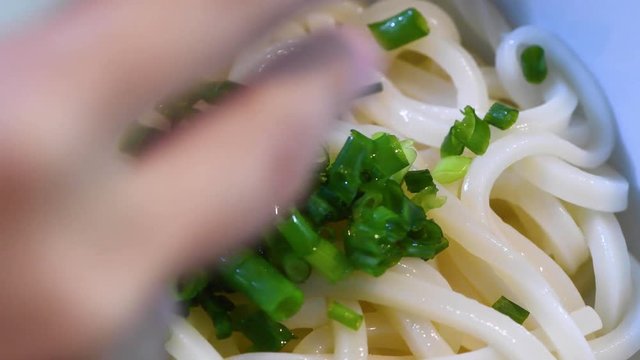 うどんにねぎと海苔をかける