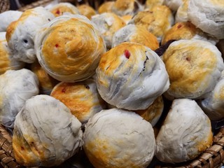 Thai desserts are sold in department stores.1