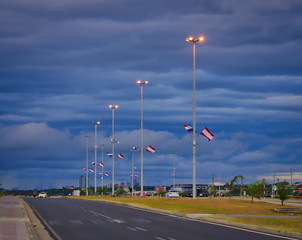 Camino azul entre nubes 