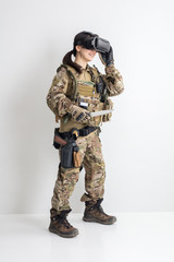 VRゴーグルをつけてサバゲーを楽しむ女性　Survival game