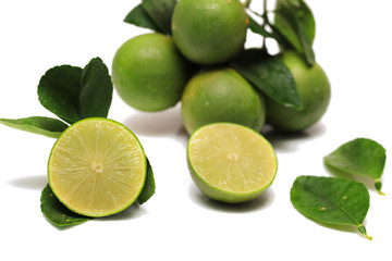 Fototapeta na wymiar Bunch of big lemon and Sliced Lemon with green leaves