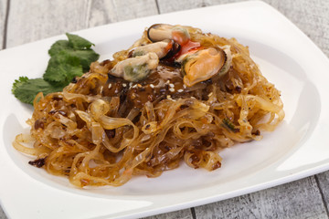 Wok noodle with mussels