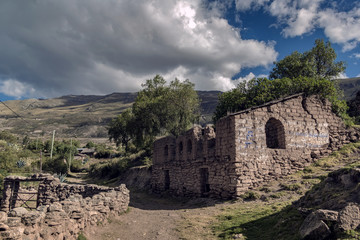 Fototapeta na wymiar Abandoned house in andean village