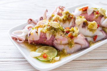 Steamed Squids with Spicy Chili and Lemon Sauce