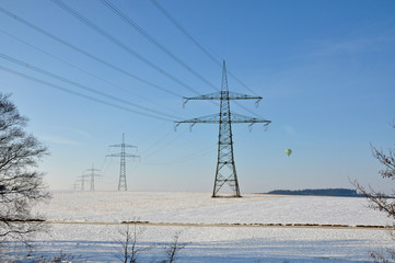 Strommasten im Winter bei Schnee