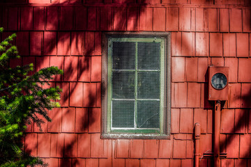 Fenster in roter Holzh&uuml;tte
