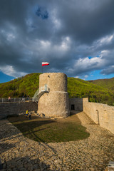 Fototapeta na wymiar Nowo odbudowany zamek w Rytrze ,Beskid Sądecki.