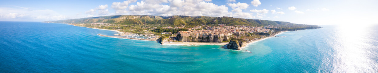 Fototapeta na wymiar Vista panoramica di Tropea, città sul Mare Mediterraneo, in Calabria. La spiaggia, il santuario e la scogliera in Estate.