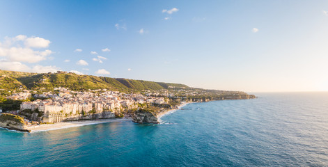 Fototapeta na wymiar Vista panoramica di Tropea, città sul Mare Mediterraneo, in Calabria. La spiaggia, il santuario e la scogliera in Estate.