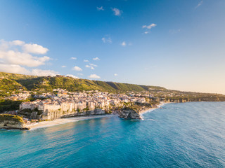 Vista aerea della città costiera di Tropea in Calabria. Affaccio sul mare Mediterraneo delle case colorate, del castello e la spiaggia meta di molti turisti in Estate.