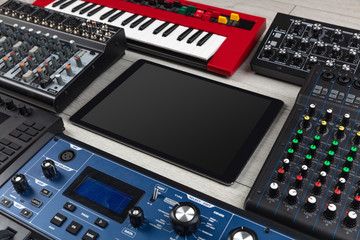 Obraz premium Empty tablet and electronic music instruments 