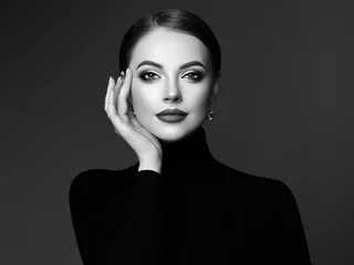Schöne junge Frau mit sauberer frischer Haut. Perfektes Make-up. Schönheitsmode. Prallen Lippen. Kosmetischer Lidschatten. Sanftes Haar. Mädchen im schwarzen Rollkragenpullover. Schwarz-Weiß-Foto © Oleg Gekman