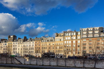 Fototapeta na wymiar Parisian architecture during golden hour