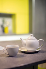teiera bianca di ceramica