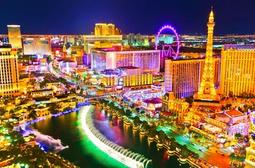 Poster Im Rahmen Blick auf den Las Vegas Boulevard bei Nacht mit vielen Hotels und Casinos in Las Vegas. © Javen