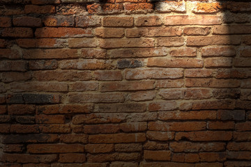 Vieux mur de briques éclairé 