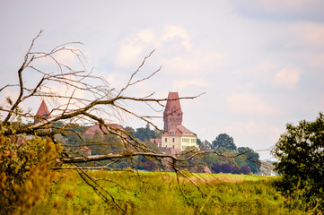 Das Schlosshotel samt Burgberg mit dem Kapitelturm, Aussichtsturm, von Tangermünde, Altmark...