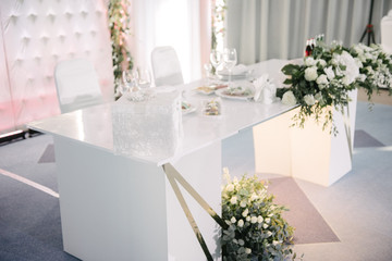 Fototapeta na wymiar decoration of the banquet hall on the wedding day