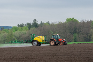 Obraz premium Treatment of sown seeds with herbicides. Modern farming technologies