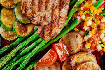 Grilled chicken breast with potatoes and vegetables