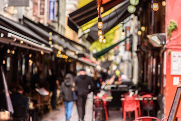 Fototapeta premium Hardware Lane w Melbourne w Australii to popularna miejscowość turystyczna, pełna kawiarni i restauracji z restauracjami na świeżym powietrzu.