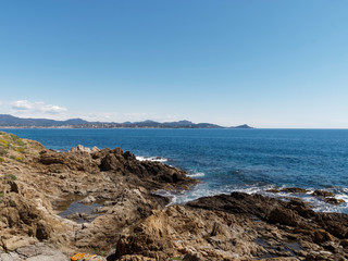 Littoral de la méditerranée. Saint-Aygulf quartier de Fréjus dans le Var en Provence - Le long des calanques et sentier avec vue sur Fréjus, Saint-Raphaël et le Golfe de la Napoule