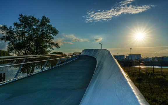 Raunheimer &Ouml;lhafenbr&uuml;cke bei Sonnenaufgang