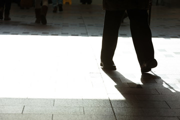 人・足元のシルエット