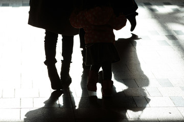 人・足元のシルエット