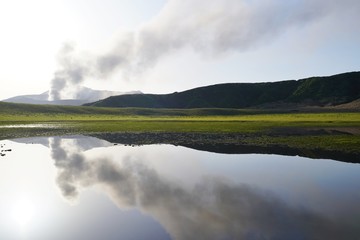 Fototapeta premium 水面に映える阿蘇山の風景