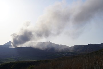 煙を吐く阿蘇火山の風景